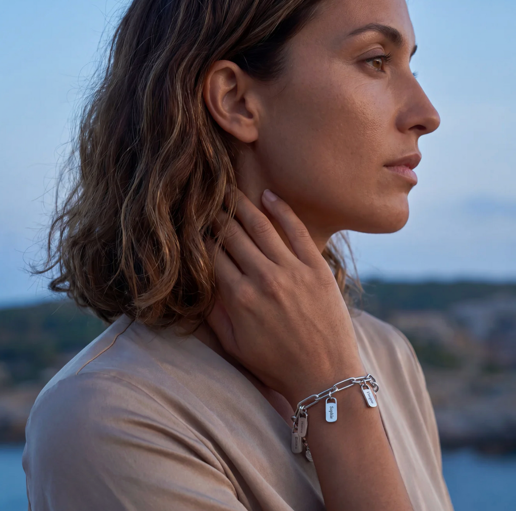 Bransoletka z zawieszkami z imionami — spersonalizowana