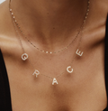 Naszyjnik z imieniem pavé — GRACE na modelce